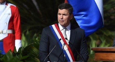 Santiago Peña, do Partido Colorado, é o presidente mais jovem da história recente do Paraguai
