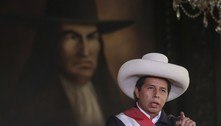 Presidente do Peru volta de carro do Equador para evitar impeachment