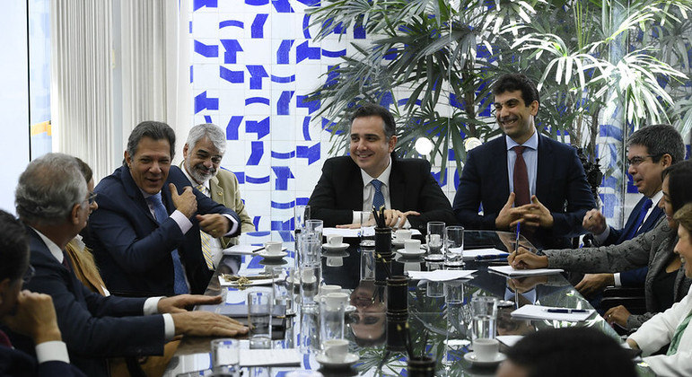 Presidente do Senado, Rodrigo Pacheco (PSD-MG), em reunião com o ministro da Fazenda, Fernando Haddad, e líderes para tratar o novo arcabouço fiscal