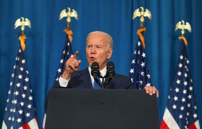 O presidente dos Estados Unidos, Joe Biden, demonstrou apoio à produção de leis que impeçam a venda de rifles para civis no país. A medida é vista com maus olhos pela maioria dos republicanos, enquanto os democratas tentam restringir o direito a armas de fogo no território norte-americano
