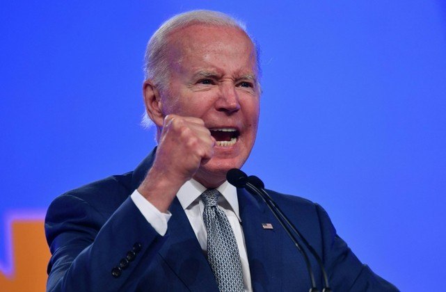 O presidente dos Estados Unidos, Joe Biden, anunciou na quarta-feira (15) um novo envio de armamento para a Ucrânia, após uma conversa telefônica com o líder ucraniano Volodmir Zelenski.O envio, no valor de 1 bilhão de dólares (cerca de R$ 5,1 bilhões), inclui artilharia, sistemas de defesa antinavio, munição e sistemas avançados de mísseis já usados pela Ucrânia, disse Biden