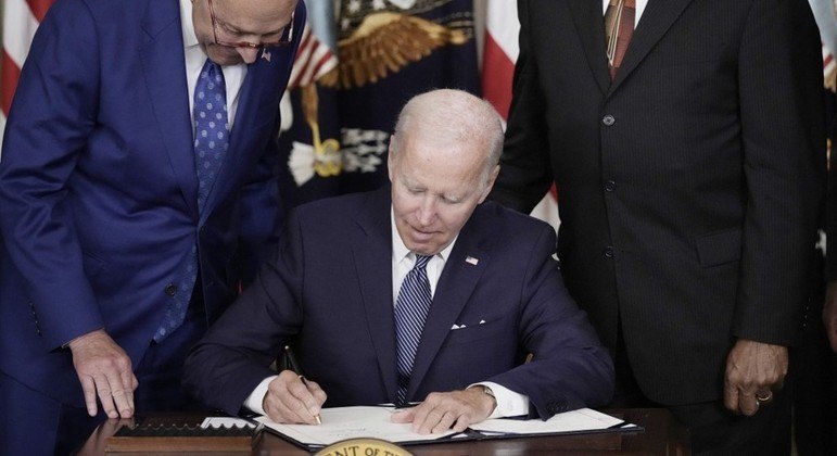 Presidente dos Estados Unidos, Joe Biden, assina lei com pacote histórico