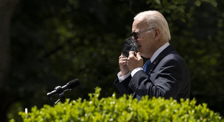 Presidente dos EUA, Joe Biden, continuará usando máscara em público
