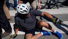 Joe Biden cai durante um passeio de bicicleta, mas não se machuca