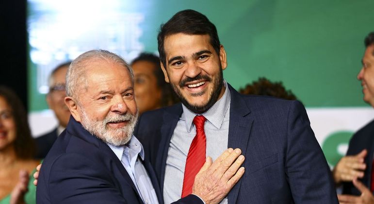 Presidente eleito, Luiz Inácio Lula da Silva, ao lado do futuro AGU, Jorge Messias