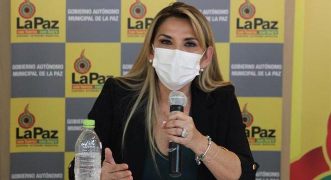 Jeanine Áñez disse que promulgou a lei após sofrer pressão de outros candidatos