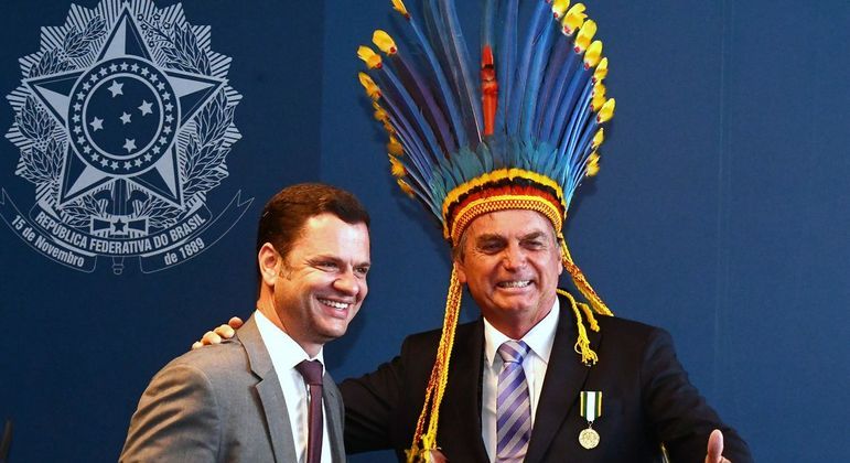 Presidente Jair Bolsonaro ao lado do ministro da Justiça, Anderson Torres, durante evento do Mérito Indigenista