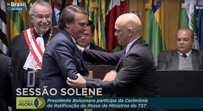 Bolsonaro e Moraes: cumprimento protocolar entre desafetos

