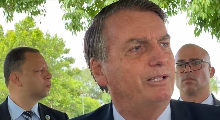 Presidente Jair Bolsonaro fala aos apoiadores sobre Enem