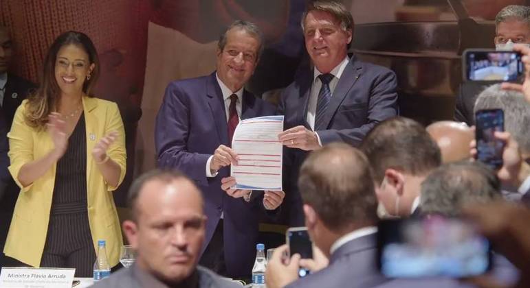 Presidente Jair Bolsonaro mostra ficha de filiação ao PL