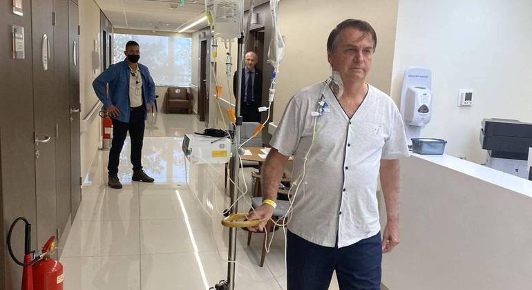 Presidente posta foto caminhando no hospital