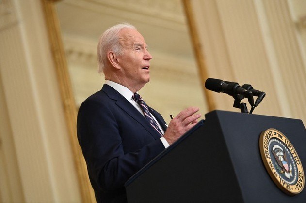 No meio da tarde, o presidente norte-americano anunciou um novo pacote de sanções contra, pelo menos, quatro bancos da Rússia, além do congelamento de recursos russos em instituições financeiras no país. Para Biden, Putin é o “agressor” que escolheu a guerra e deverá arcar com as consequências. Na visão do mandatário americano, o presidente russo teria por objetivo reestabelecer a antiga União Soviética, começando pela dominação da Ucrânia