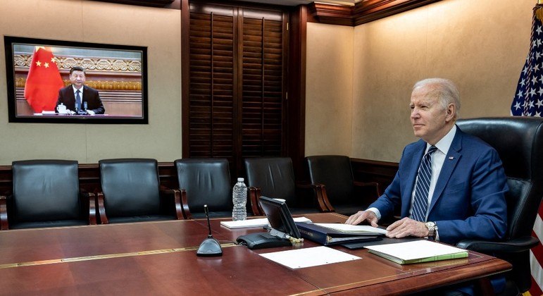Presidente Joe Biden e Xi Jinping durante conversa nesta sexta-feira (18)