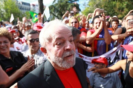 Lula é acusado de receber apartamento como propina