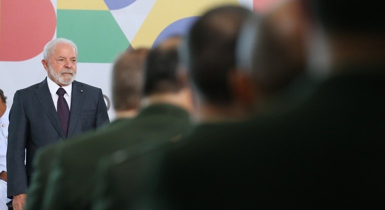 Lula em cerimônia de apresentação de oficiais-generais recém-promovidos nas Forças Armadas