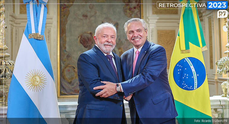 Na primeira viagem internacional no novo mandato, Lula foi à Argentina, para tentar restabelecer relações entre o Brasil e o Mercosul