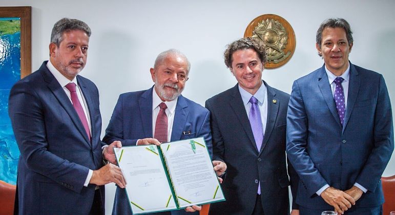 Presidente Lula entrega projeto de lei complementar da nova regra fiscal do governo