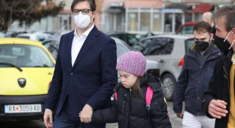 Presidente da Macedônia do Norte deu todo o seu apoio à menina Embla Ademi