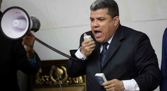 Eleito presidente do parlamento, Luis Parra afirma que Guaidó é passado