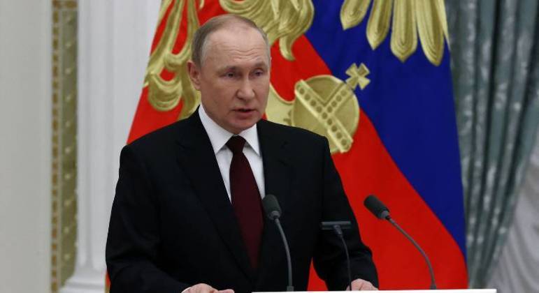 O presidente russo, Vladimir Putin, fala durante uma cerimônia de entrega de prêmios em Moscou