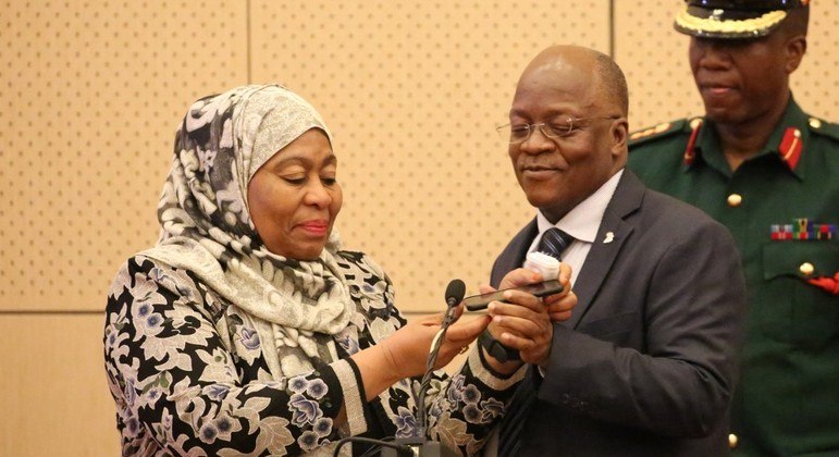 A vice-presidente Samia Hassan (e) anunciou a morte de
 John Magufuli