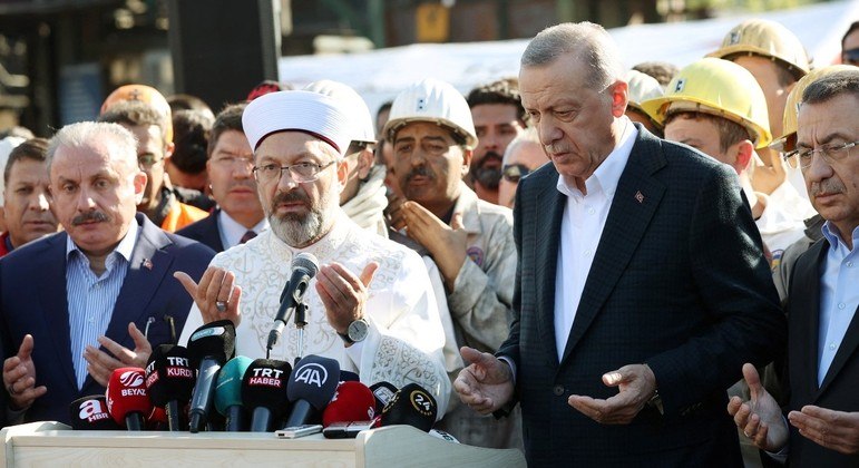 Presidente turco, Erdogan (direita) foi ao local do desastre neste sábado (15)