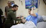 Presidente ucraniano Volodimir Zelenski em visita a um hospital