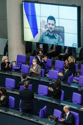 Presidente ucraniano Volodimir Zelenski fala ao Parlamento alemão, em Berlim