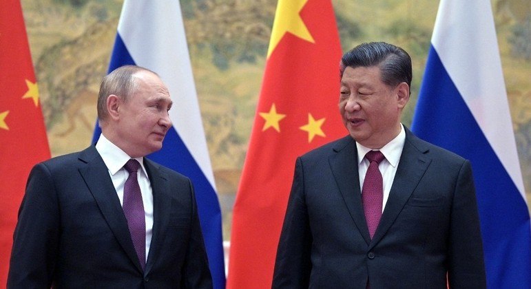 Vladimir Putin (à esq.) e Xi Jinping (à dir.) realizaram encontro antes do início das Olímpiadas de Inverno