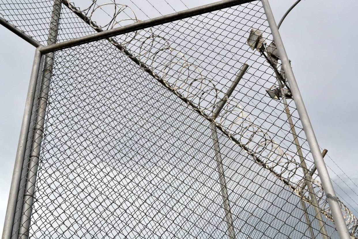 Telas e arame farpado dividem os pavilhões da Penitenciária Feminina de Pirajuí (Fabíola Perez / R7)