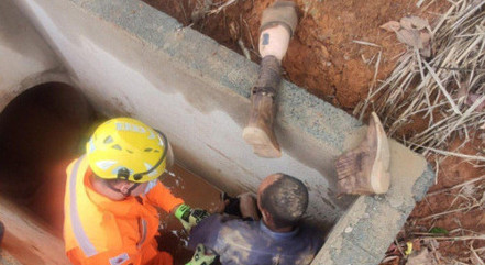 Vítima foi levada ao hospital após o resgate