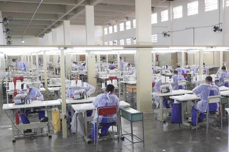 Presos de unidade em Taubaté costuram máscaras