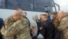 Rússia e Ucrânia trocam cerca de 50 prisioneiros de guerra, dizem autoridades
