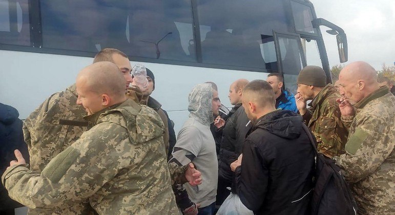 Soldados ucranianos voltam ao país após troca com a Rússia