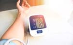 “Recomenda-se que as pessoas que têm pressão arterial regularmente baixa tenham em casa um medidor de pressão de pulso ou braço de boa qualidade, com memória de registro e tela razoavelmente grande, para poder controlar melhor os níveis de pressão ao longo do dia', orienta a farmacêutica Amanda Dutruc