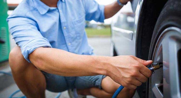 Calibrar os pneus semanalmente mantendo a pressão indicada pelo manual do veículo