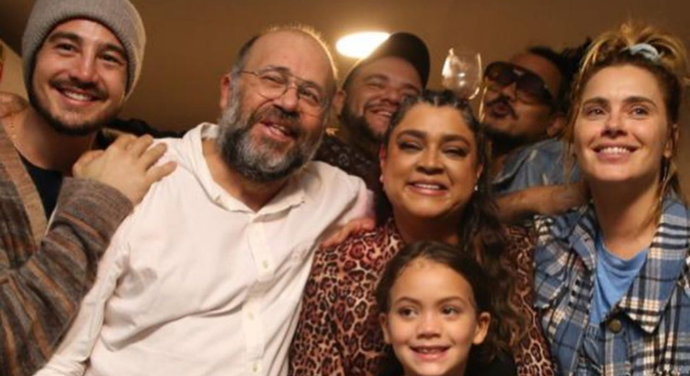 Preta Gil posta foto ao lado de amigos