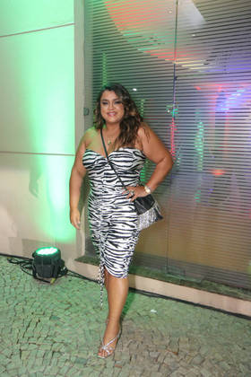 A cantora e empresária Preta Gil foi ao aniversário de Lud com um vestido de animal print