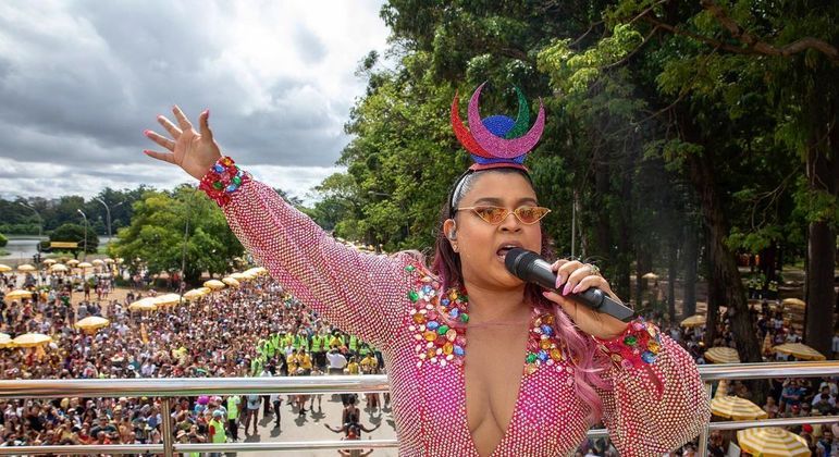 A cantora cancelou as atividades de Carnaval para priorizar o tratamento de câncer