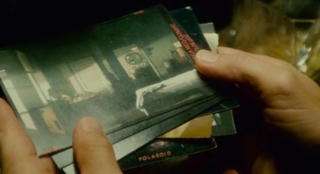 Deckard investiga uma série de polaroides em sua busca por replicantes 