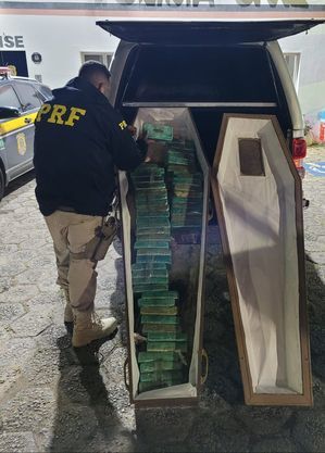 Policiais rodoviários encontraram 50 tabletes de crack no caixão