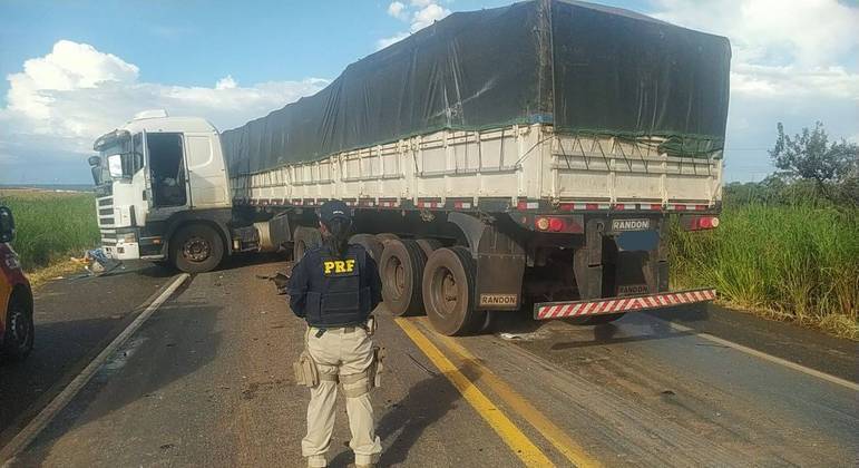 Caminhão atravessado em trecho da BR-020, no Distrito Federal, após acidente