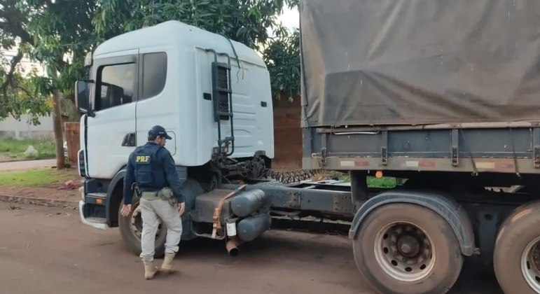 Agente da PRF vistoria caminhão em Dourados (MS)