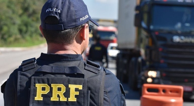 Motoristas obrigados a realizar o teste são aqueles que dirigem caminhões (categoria C), ônibus (D) e carretas (E)