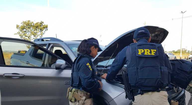 PRF flagra veículo com R$ 12 mil em multas