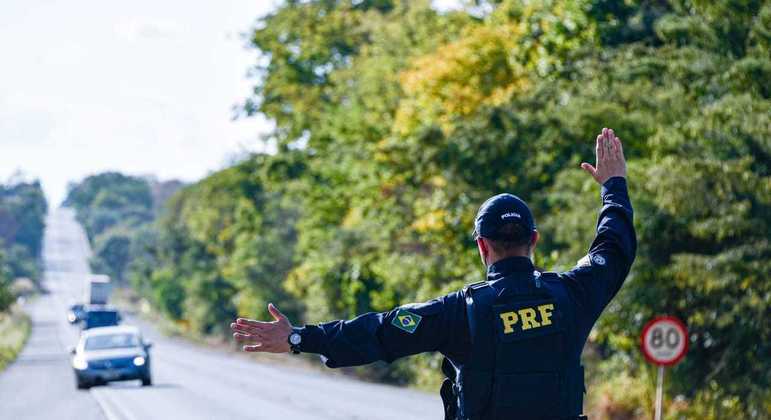 Agente da Polícia Rodoviária Federal (PRF) em fiscalização na estrada