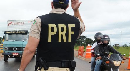 Agentes apreenderam armas e drogas na Dutra