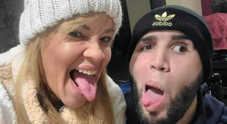 A mãe, ativa nas redes sociais, mostra as pequenas conquistas de Prichard, como as tentativas de conversa e as caretas e sorrisos para as fotos. Um dos registros recentes foi ele conseguindo escovar os próprios dentes