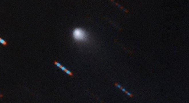 Em sua primeira foto, o novo visitante interestelar mostra sua cauda de cometa. As imagens vermelhas e azuis correspondem a estrelas distorcidas pelo movimento do cometa