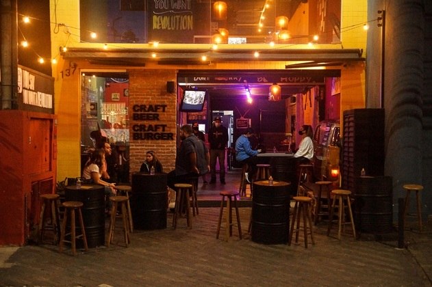Sócios de bar e restaurante defendem cautela na reabertura em SP